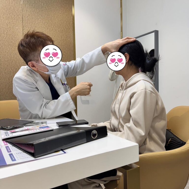 แพทย์ตรวจประเมินบริเวณหน้าผากและใบหน้าระหว่างการปรึกษาก่อนศัลยกรรม โดยปิดใบหน้าบุคคลในภาพ