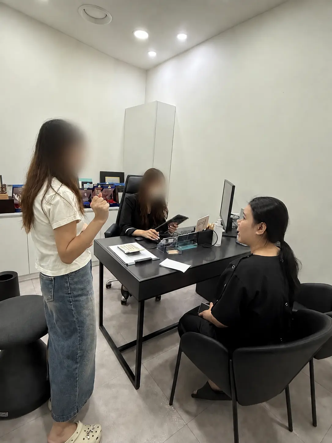 ลูกค้า Santongsuai เข้าปรึกษาศัลยกรรมจมูกที่ Made Young พร้อมทีมล่ามและผู้ประสานงาน