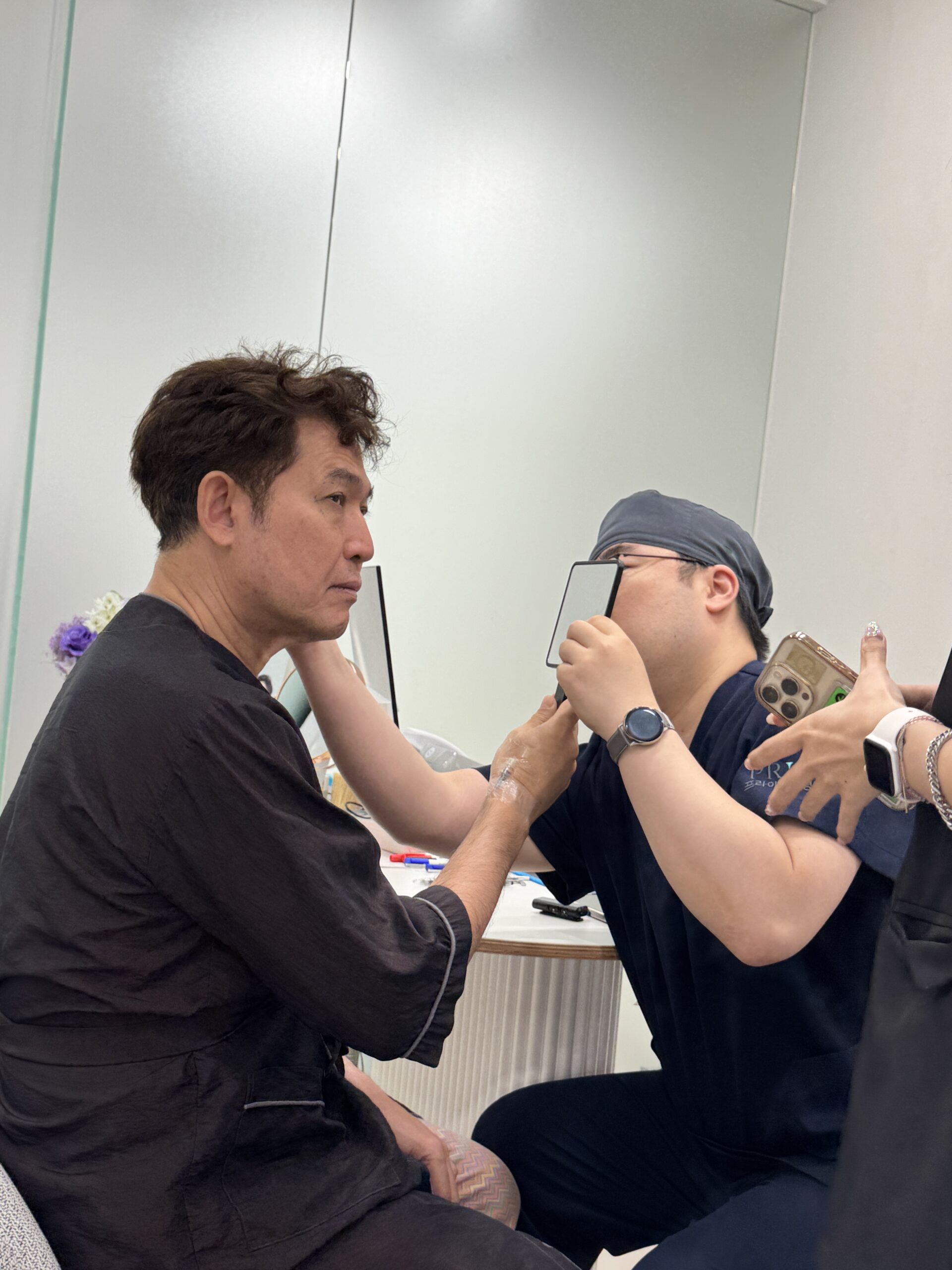 คุณพ่อคุณมะตูมปรึกษาศัลยแพทย์ก่อนยกกระชับใบหน้าและคอที่เกาหลี รูปที่ 1