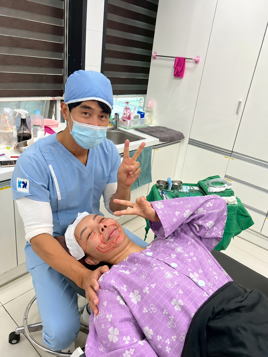 คุณแนนกับคุณหมอระหว่างวางแผนก่อนผ่าตัดศัลยกรรมที่เกาหลี